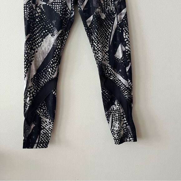 Lululemon Inspire Tight II (Mesh) Leggings in Static Mist White Black - Picture 4 of 9